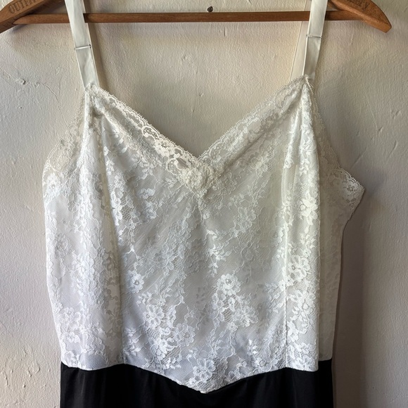 Vintage y2k black and white slip with lace details - Picture 4 of 9